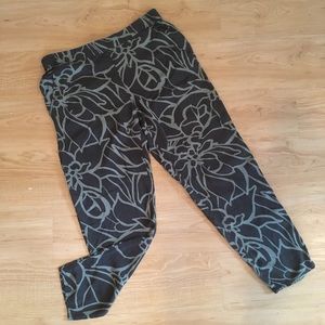 Woman’s GAP printed pants size medium